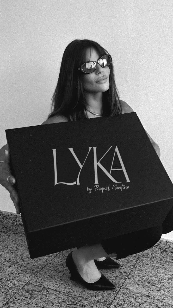 Raquel Montino segurando a caixa LYKA
